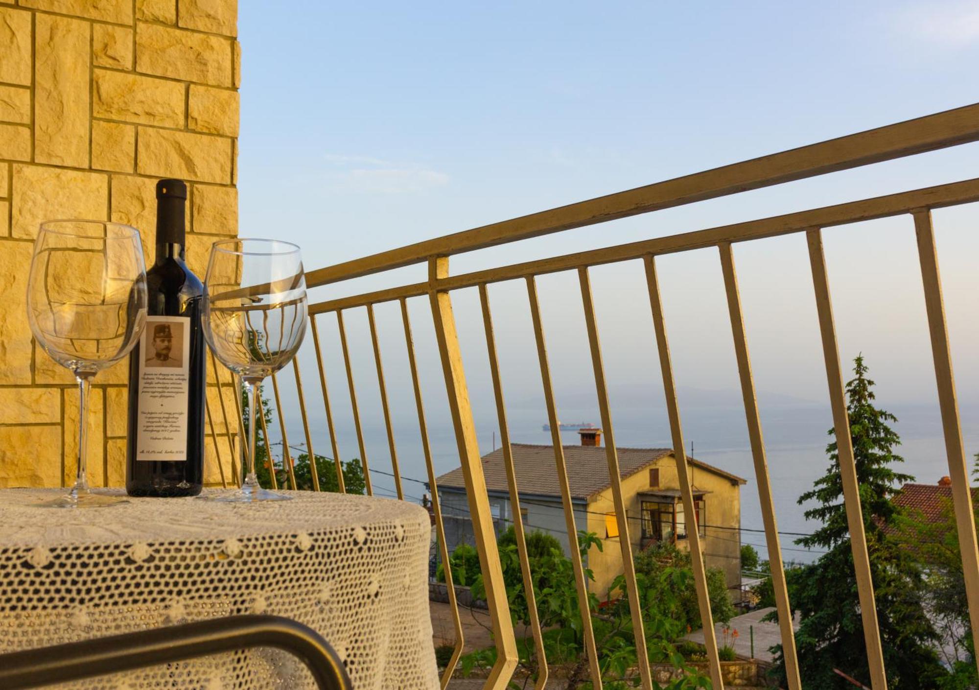 카스타브 Sea View Retreat With 170Mbps Wifi And Sunny Balcony 아파트 외부 사진